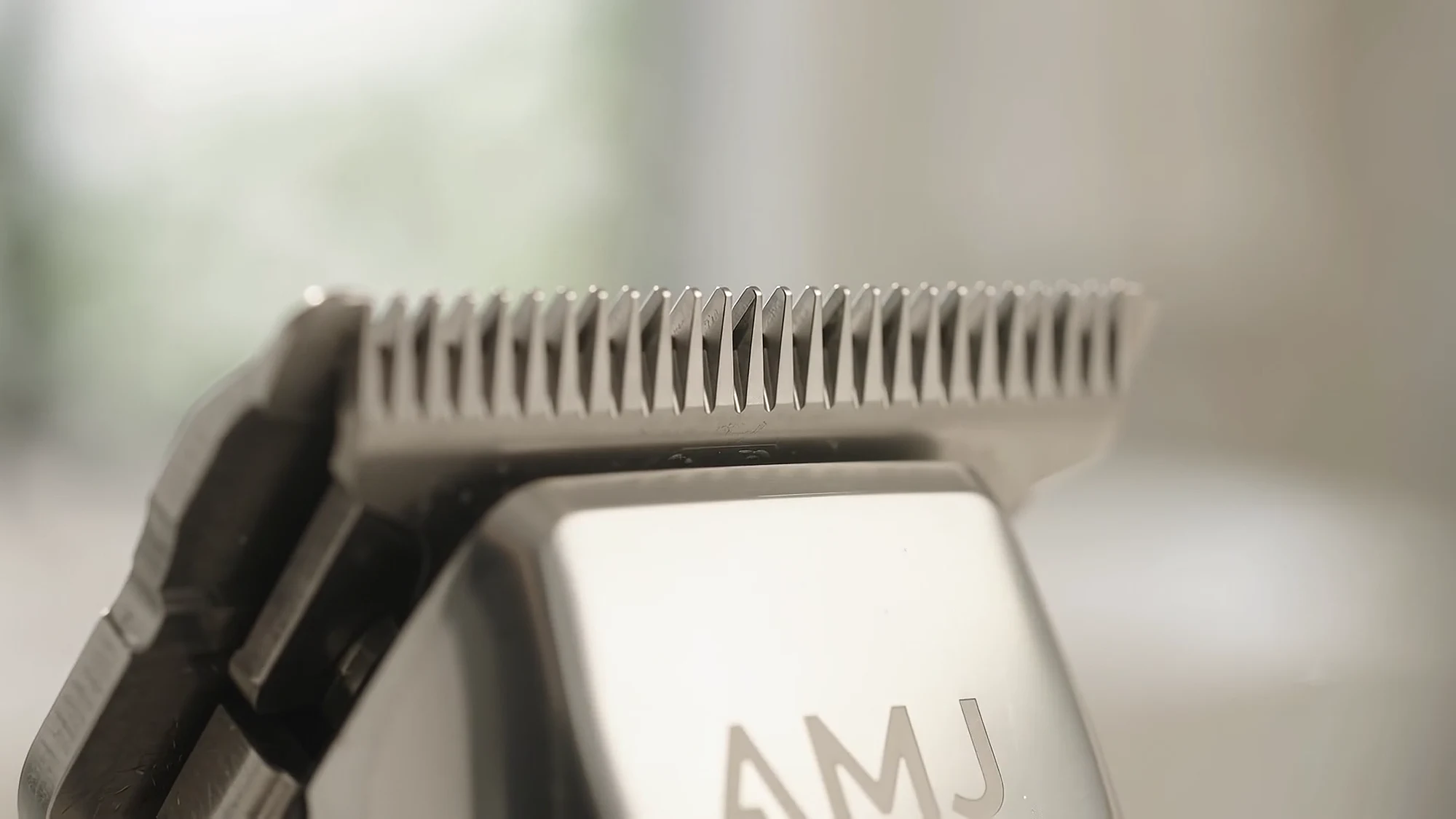 Close view of the zero-gap steel blade and the engraved AMJ plate