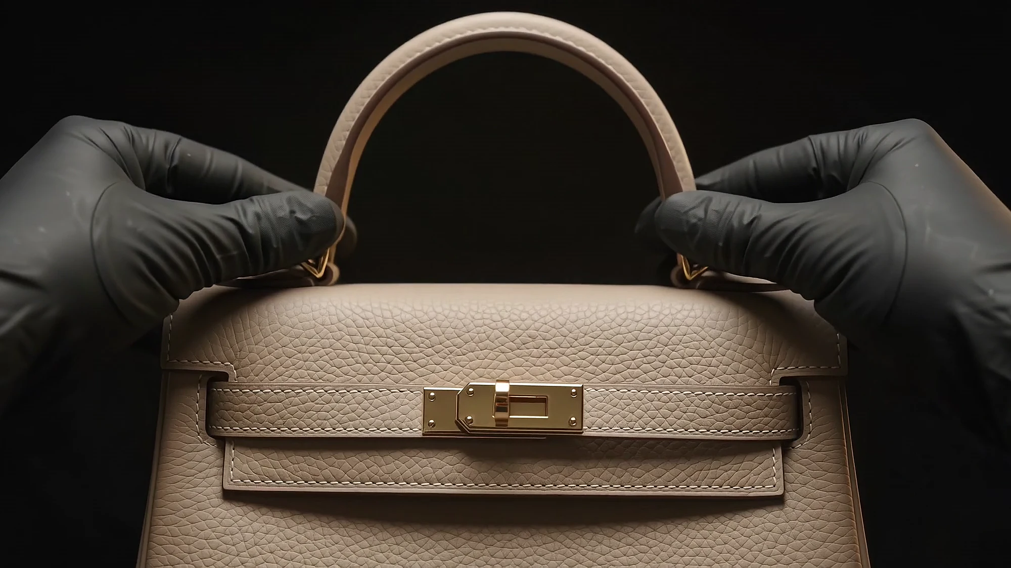 The inside of the bag, a smooth pocket under the flap